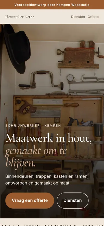 Schermafbeelding van het voorbeeldontwerp Houtatelier Nethe op een smartphone