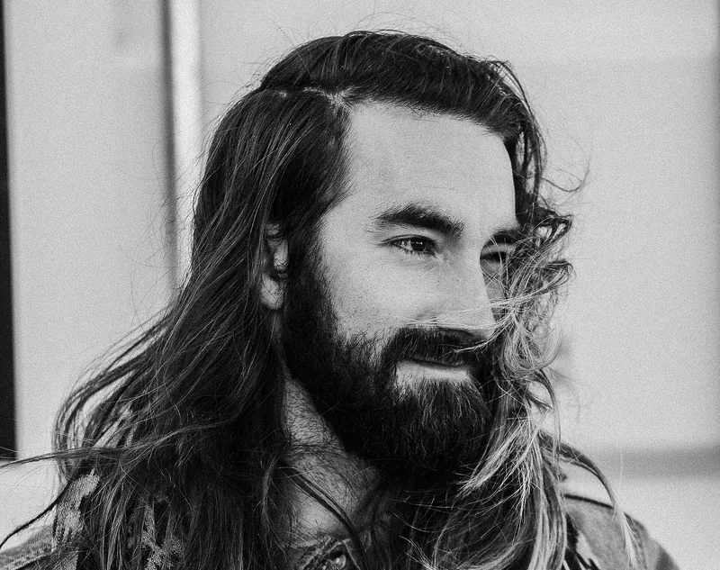Man met een volle, verzorgde baard