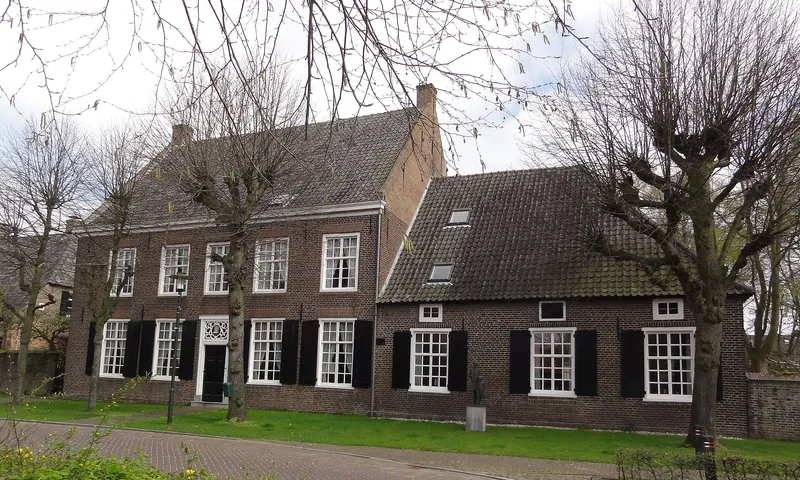Bakstenen woning met een donker pannendak