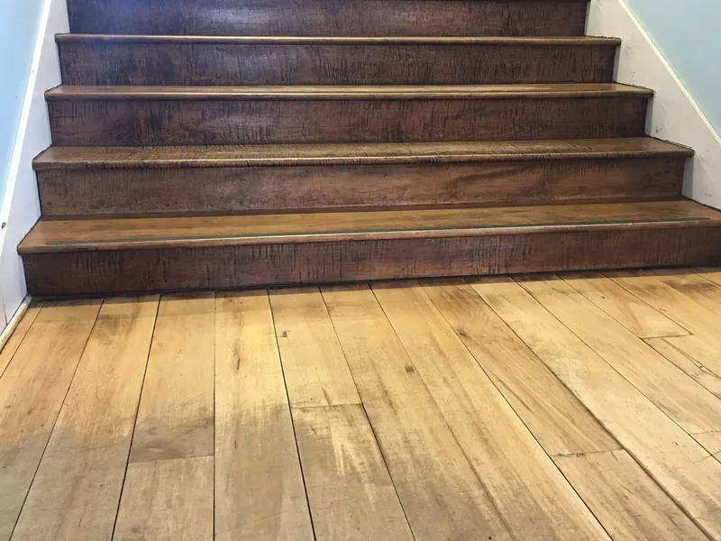 Houten trap met een massieve plankenvloer