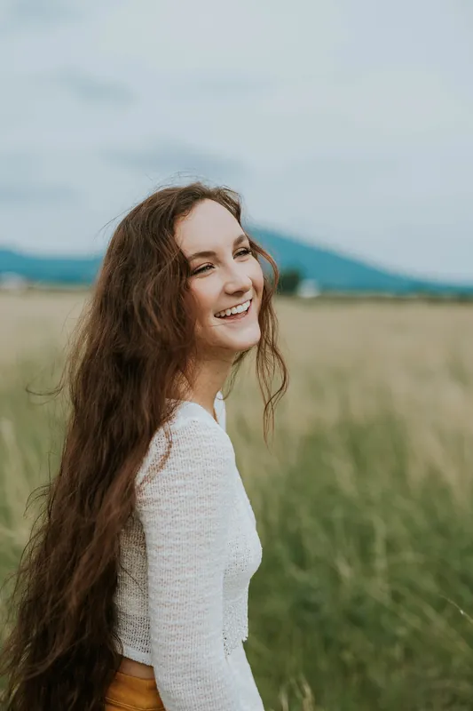 Vrouw met lang golvend haar lacht